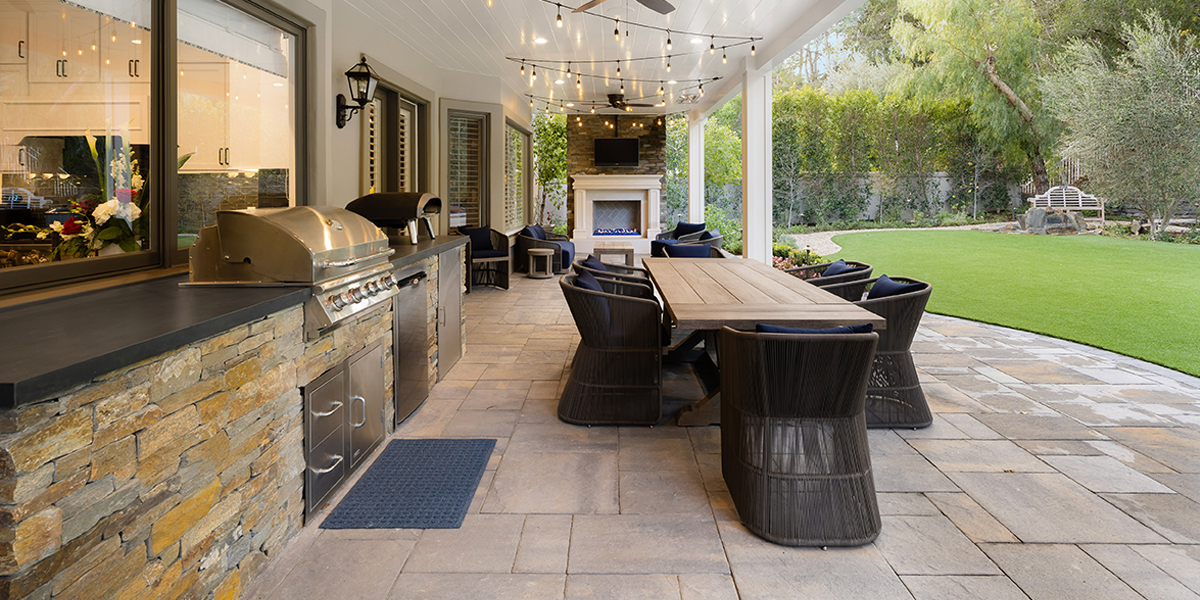 exterior-shot-of-a-luxury-home-outdoor-kitchen - ZStone Creations exterior shot of a luxury home outdoor kitchen